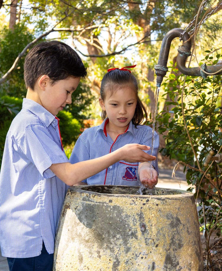 students by water fountain